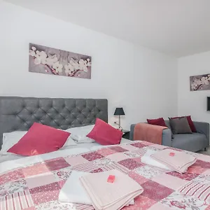 https://elle-luxury-apartments.primorje-gorskikotar.com
